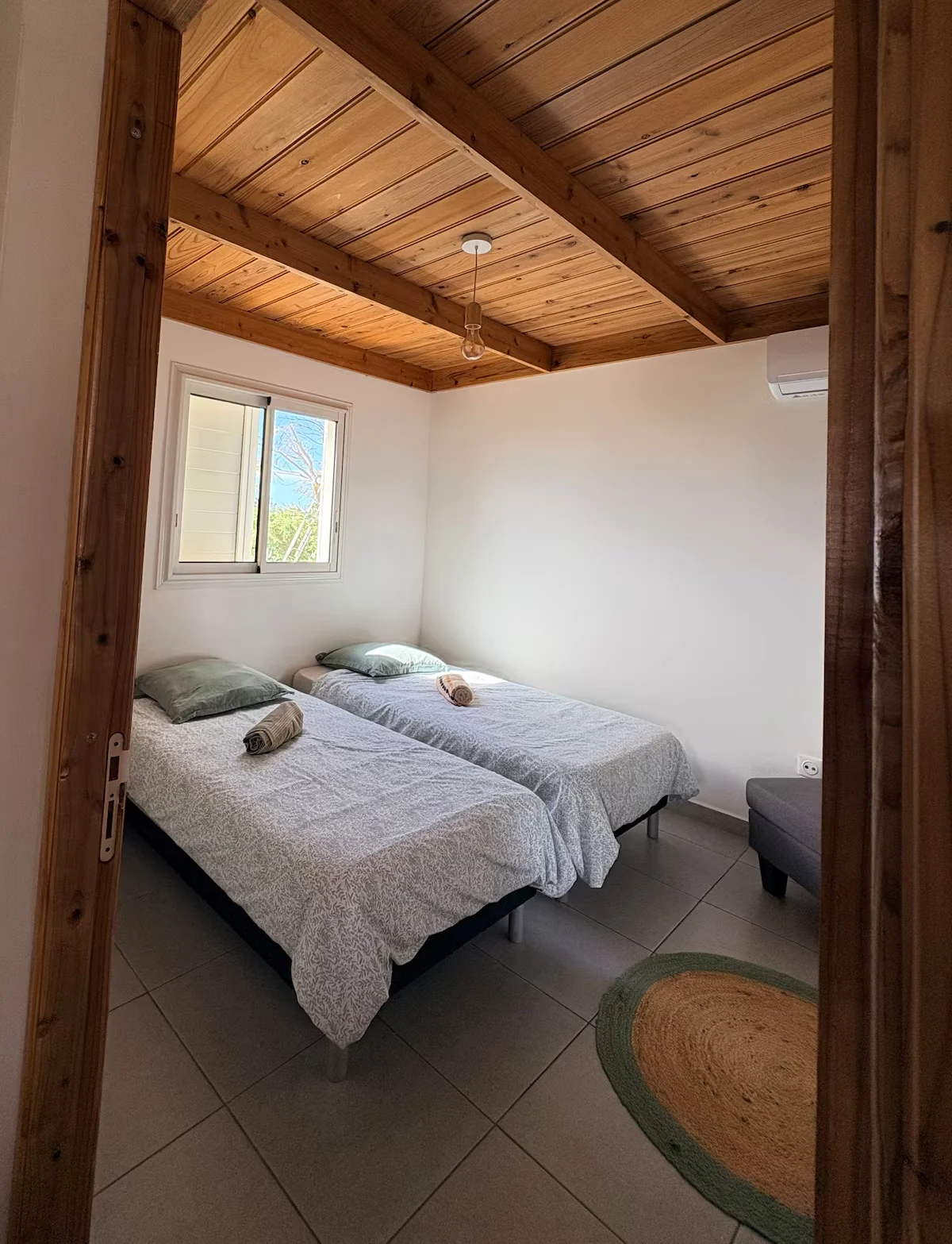Seconde chambre Chandelle avec lit double et plafond en bois