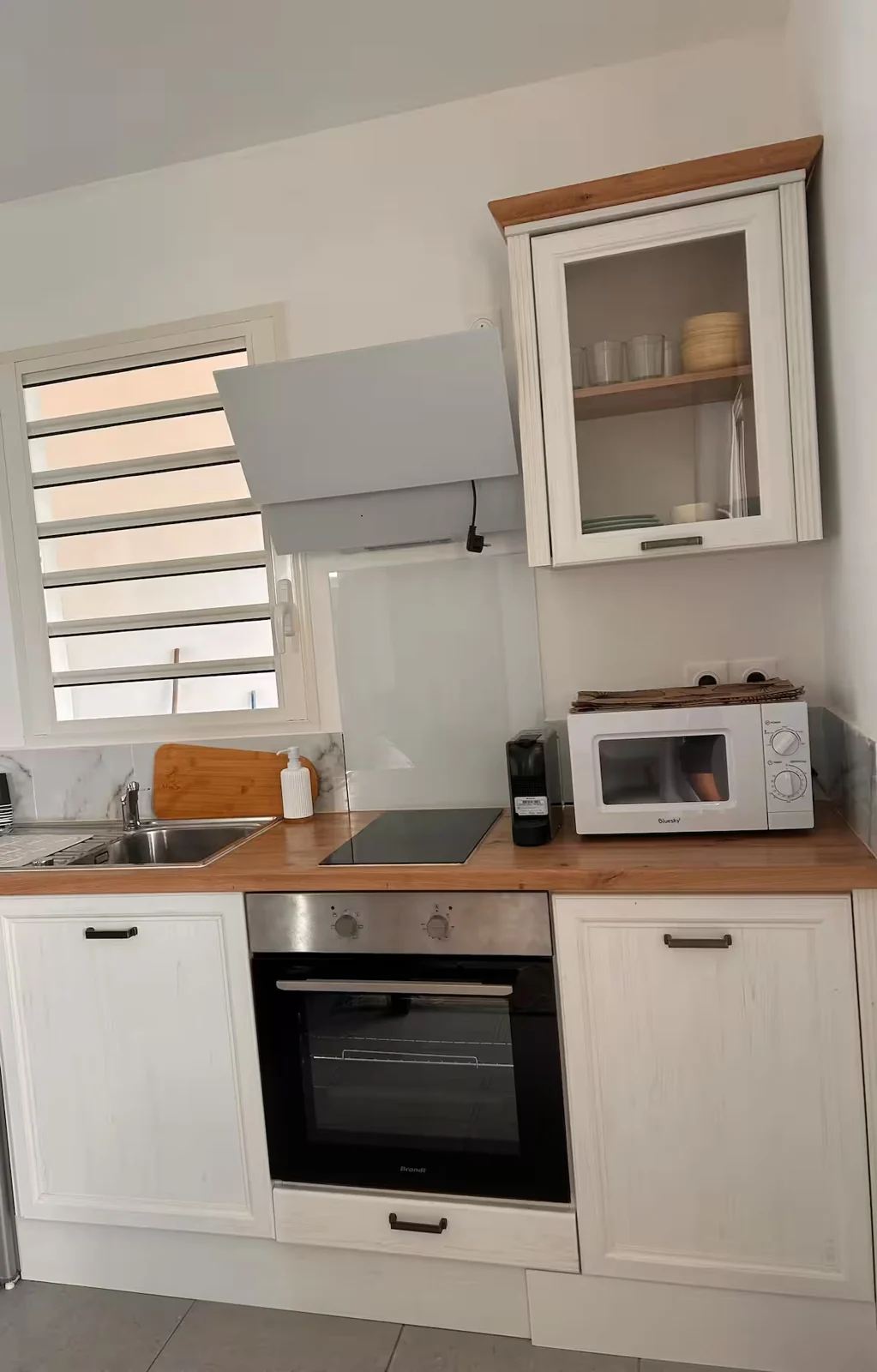 Cuisine intérieure Chandelle avec four et rangements clairs