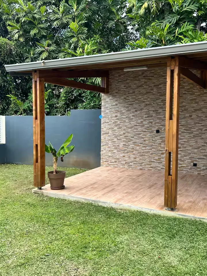 Jardin Chandelle et espace couvert avec poteaux en bois