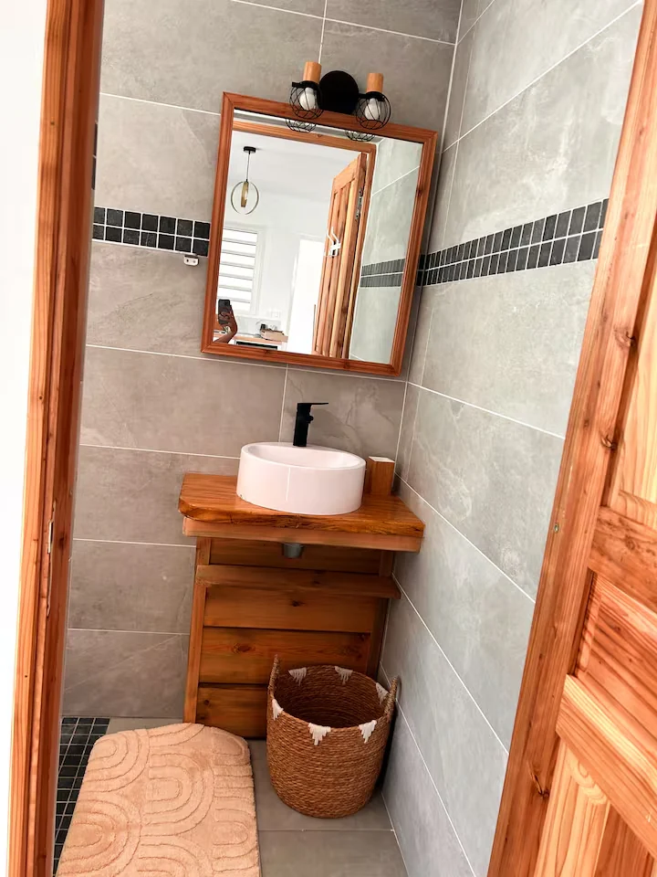 Salle de bain Chandelle avec vasque et meuble en bois