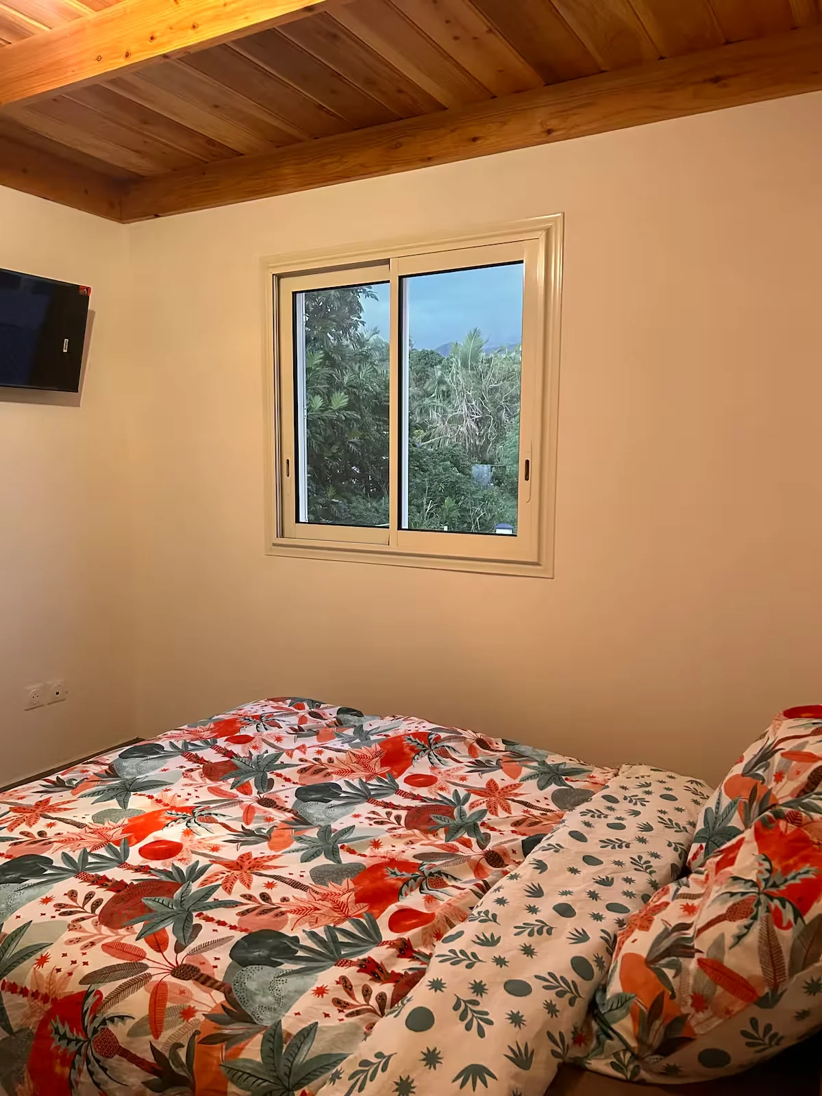 Première chambre Émeraude avec lit double et plafond en bois