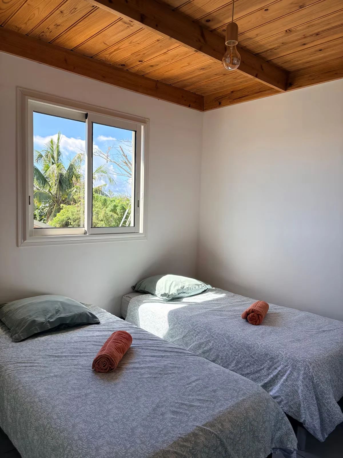 Seconde chambre Émeraude avec lit double et fenêtre sur la végétation