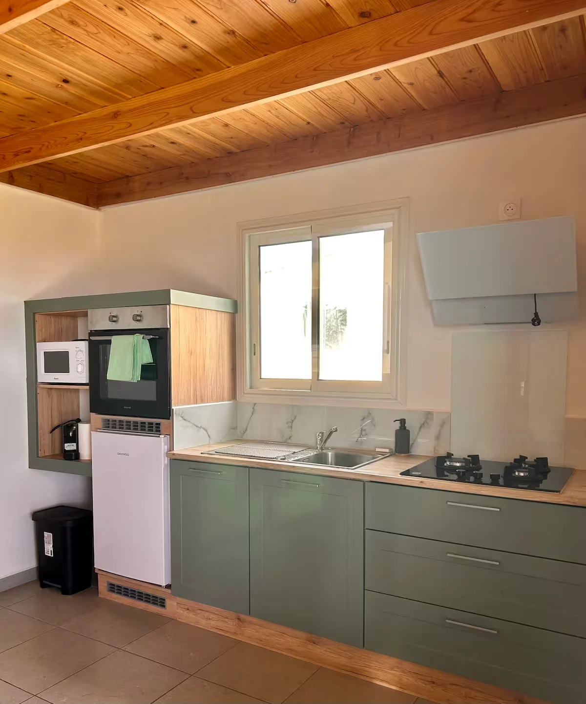 Cuisine Émeraude aux meubles verts et plan de travail clair