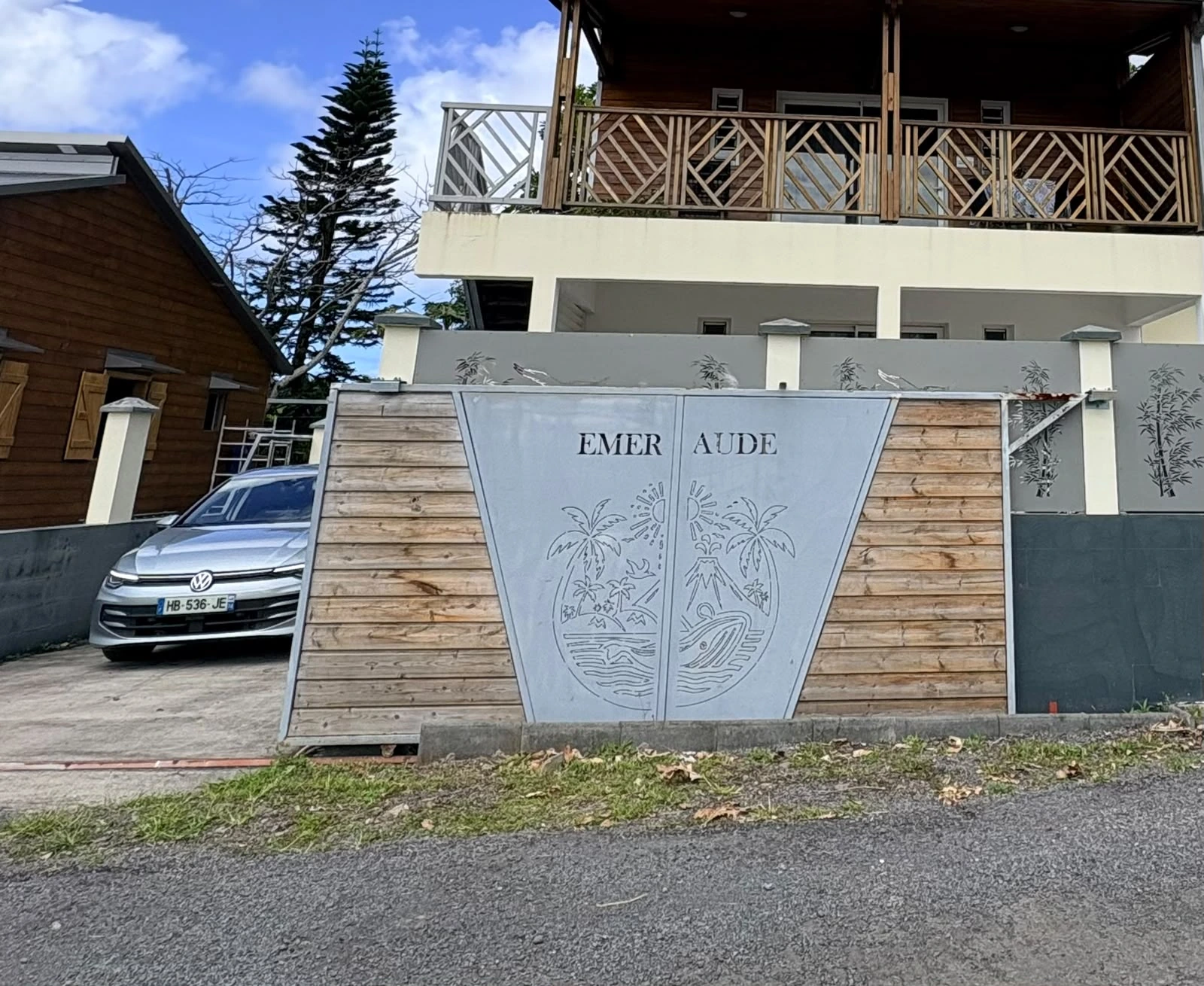 Portail réel et entrée de la résidence Émeraude