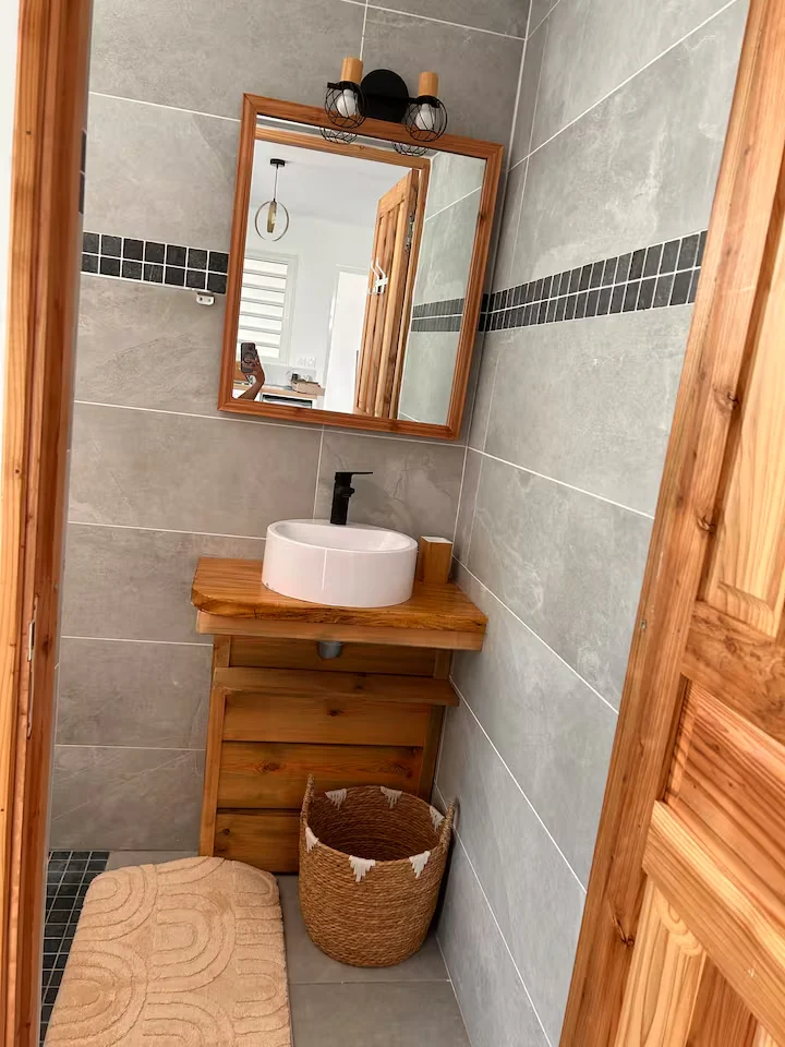 Salle de bain Émeraude avec vasque et meuble en bois